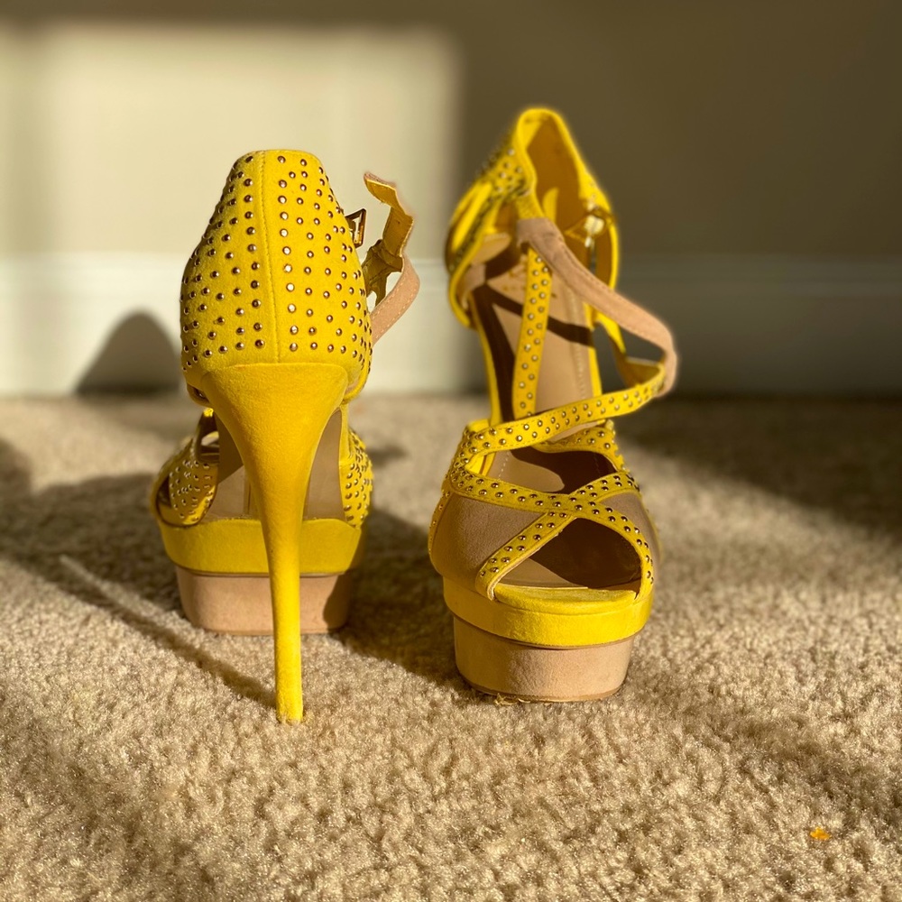 Scene heels in the color yellow.